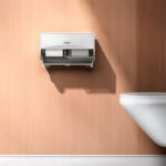 Il dispenser ICON per la carta igienica a rotolino installato sul muro di un bagno